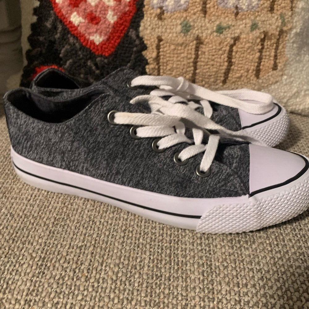 💥Like New💥 Women’s Airwalk Chuck style shoes